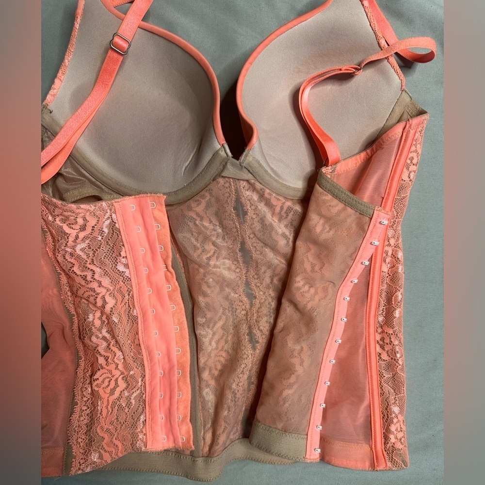 Chic Lace Bustier in Coral - Picture 7 of 10